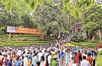 Đông đảo du khách về dâng hương tưởng niệm các Vua Hùng.