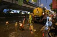 Công nhân Công ty Thoát nước Hà Nội sẵn sàng ứng trực tại các điểm thường xuyên xảy ra ngập úng.