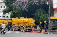 Công nhân Công ty Thoát nước Hà Nội nạo vét hệ thống thoát nước.