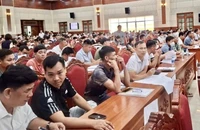 Khách hàng tham gia phiên đấu giá.