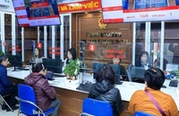 Người dân đến giải quyết thủ tục hành chính tại Trung tâm phục vụ hành chính công số 1 quận Đống Đa.