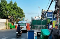 Công nhân thực hiện thu gom rác trên địa bàn thành phố Thủ Đức, Thành phố Hồ Chí Minh. (Ảnh: QUANG QUÝ)
