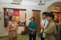 Từ trái sang: Bà Vũ Minh Nghĩa (Chín Nghĩa) và bà Nguyễn Thị Bích Nga gặp gỡ các bạn trẻ đến tham quan Bảo tàng Biệt động Sài Gòn-Gia Định. (Ảnh: THẾ ANH)