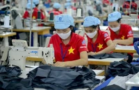 May quần áo xuất khẩu tại Tổng công ty May 10 thuộc Tập đoàn Dệt may Việt Nam. (Ảnh HOÀNG ANH)