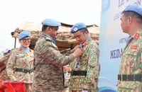 Trung tướng Mohan Subramanian - Tư lệnh Phái bộ Liên hợp quốc tại Nam Sudan trao Huy chương Vì sự nghiệp gìn giữ hòa bình Liên hợp quốc cho các thành viên Bệnh viện Dã chiến cấp 2 số 6 của Việt Nam. (Ảnh: SỸ CÔNG)