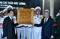 Các đồng chí lãnh đạo Đảng, Nhà nước đưa linh cữu nguyên Chủ tịch nước Trần Đức Lương ra xe tang. 