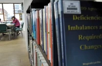 "Hãy yêu sách, nó là nguồn kiến thức, chỉ có kiến thức mới là con đường sống", câu nói của M. Gorki.