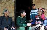 Bộ đội Đồn Biên phòng Ka Lang (Mường Tè, Lai Châu) vận động người dân phát triển kinh tế và tham gia bảo vệ an ninh trật tự biên giới. Ảnh: TRẦN HẢI