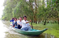 Du khách vãn cảnh sông nước miền Tây tại Khu du lịch sinh thái Gáo Giồng, xã Gáo Giồng, huyện Cao Lãnh (Đồng Tháp). Ảnh: THANH SƠN