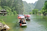 Khách du lịch tham gia tua du lịch về nguồn thăm Hành cung Vũ Lâm trong quần thể danh thắng Tràng An.