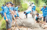 Đoàn viên thanh niên Huyện đoàn Hòa An (Cao Bằng) tham gia làm đường bê-tông tại xã Đức Long. Ảnh: MINH TUYỀN