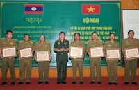 Trung tướng Hoàng Xuân Chiến, Tư lệnh BĐBP Việt Nam trao Bằng khen tặng các cá nhân và tập thể thuộc Tổng cục An ninh Lào.