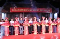 Các đồng chí lãnh đạo Đảng, Nhà nước cắt băng khánh thành khu Phủ Đệ trong khu di tích A Sào, Thái Bình.