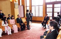 Thủ tướng Nhật Bản Shinzo Abe gặp gỡ đại diện Đại học Quốc gia Hà Nội và Đại học Việt - Nhật