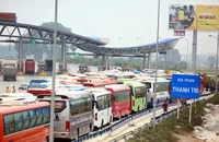 Xe khách xếp hàng tại trạm thu phí trên cao tốc Pháp Vân - Cầu Giẽ. (ẢNH: DUY LINH)