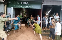 Lực lượng vũ trang, dân quân, thanh niên cùng nhân dân khắc phục hậu quả thiên tai trên địa bàn thị trấn Vinh Quang, huyện Hoàng Su Phì (Hà Giang). Ảnh: TIẾN LÂM