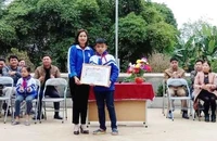 Đại diện Huyện đoàn Ngọc Lặc trao tặng Giấy khen, tôn vinh học sinh có hành động đẹp.