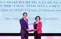 Thứ trưởng Xây dựng, Phan Thị Mỹ Linh trao hồ sơ quy hoạch cho Phó Chủ tịch UBND tỉnh Sơn La, Lê Hồng Minh.