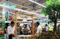Khách hàng thưởng thức các món chế biến từ nhãn tại siêu thị Big C.