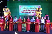 Đại biểu cắt băng khai trương Phố ẩm thực Sa Đéc.