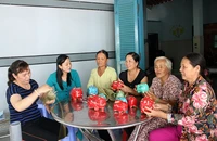 Chị em phụ nữ ấp Phú Khương, xã Phú Lễ, huyện Ba Tri phát triển mô hình nuôi heo đất.