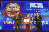 Bà Trần Thị Hương, đại diện Công viên suối khoáng nóng Núi Thần Tài nhận Bằng vinh danh điểm đến hấp dẫn, chất lượng và uy tín nhất.