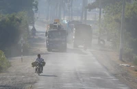Người điều khiển xe máy tham giao giao thông rất bức xúc trước cảnh phải hít bụi bặm mỗi khi các xe chở vật liệu phóng nhanh vượt ẩu trên đoạn đường ngang qua xã Nhơn Sơn, huyện Ninh Sơn 
