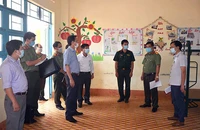 Đoàn công tác Công an tỉnh Gia Lai kiểm tra khu vực cách ly y tế tập trung tại Trường THCS Nội trú huyện Ia Grai. Ảnh: NGUYỄN HỮU