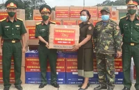 Bộ Chỉ huy Quân sự tỉnh Quảng Nam tặng khẩu trang y tế cho Bộ Chỉ huy Quân sự tỉnh Sê Kông (Lào)