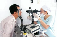 Kiểm tra mắt cho người bệnh.