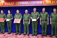 Đại tá Trần Văn Chính, Phó Giám đốc, Thủ trưởng Cơ quan Cảnh sát điều tra Công an tỉnh Bình Dương (ở giữa) trao thưởng cho các đơn vị. 