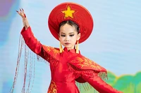 Mẫu nhí 7 tuổi Alina Le trình diễn áo dài trong Ngày hội Văn hóa Hữu nghị Việt-Hàn