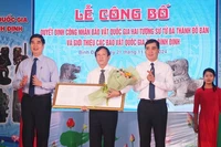 Ông Tạ Xuân Chánh, Giám đốc Sở Văn hóa và Thể thao nhận Quyết định công nhận hai bảo vật quốc gia.