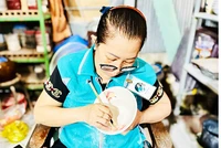 Chị Trần Thị Yến tỉ mỉ với nét vẽ truyền thống trên gốm Lái Thiêu.