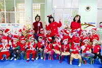 Các cô giáo và học sinh Trường mầm non Vĩnh Tuy.