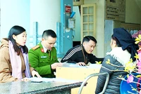 Cán bộ UBND xã Pác Nặm hỗ trợ tư vấn cho hộ nghèo trong xã.