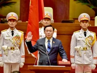 Chủ tịch Quốc hội Vương Đình Huệ thực hiện nghi lễ tuyên thệ nhậm chức. Ảnh: QUANG HOÀNG
