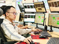 Theo dõi hệ thống sản xuất điện tại phòng điều khiển trung tâm Nhà máy nhiệt điện Thái Bình 2, huyện Thái Thụy, Thái Bình. 