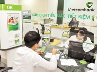 Khách hàng giao dịch tại Ngân hàng Vietcombank. Ảnh | TRẦN HẢI