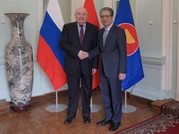 Đại sứ Đặng Minh Khôi tiếp Đặc phái viên của Tổng thống Nga về hợp tác văn hóa quốc tế Mikhail Shvydkoy. (Ảnh: THÙY VÂN)