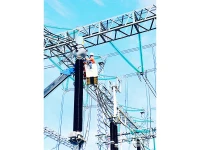 Công nhân thay thế thiết bị kẹp cực TI532 tại Trạm biến áp 500 kV Vĩnh Tân thuộc sự quản lý của Truyền tải điện Bình Thuận. (Ảnh VIỆT HÙNG)