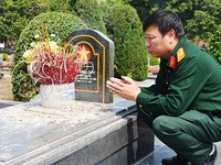 Tác giả bên mộ liệt sĩ Phan Đình Giót tại nghĩa trang A1.