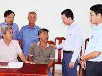 Cán bộ huyện Long Thành, tỉnh Đồng Nai giải đáp những thắc mắc của người dân về mức đền bù giải phóng mặt bằng để thực hiện dự án sân bay Long Thành.