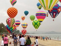 Khinh khí cầu trên bãi biển Phan Thiết tháng 3/2023. (Ảnh C.T)