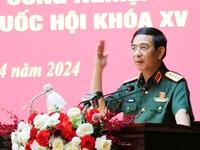 Đại tướng Phan Văn Giang phát biểu ý kiến với cử tri.