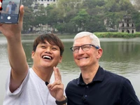 Tổng Giám đốc Apple Tim Cook cùng nhà sáng tạo nội dung Ngô Đức Duy check-in hồ Gươm. (Ảnh: Tài khoản X của Tim Cook) 