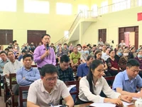 Người dân tại buổi đối thoại với lãnh đạo Ủy ban nhân dân thành phố Bắc Ninh về mặt bằng dự án đường vành đai 4. 
