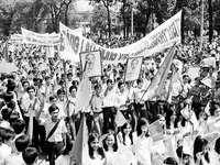 Nhân dân Sài Gòn diễu hành mừng thành phố được giải phóng (ngày 15/5/1975). Ảnh: Tư liệu TTXVN