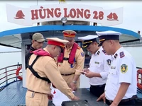 Cảnh sát giao thông phối hợp với Cảng vụ đường thủy nội địa tăng cường kiểm tra các phương tiện đường thủy đưa khách du lịch tham quan Vịnh Hạ Long.