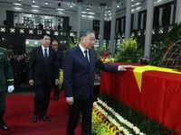 Đoàn Ban chấp hành Trung ương Đảng do Tổng Bí thư Tô Lâm dẫn đầu vào viếng nguyên Chủ tịch nước Trần Đức Lương. (Ảnh: TTXVN)